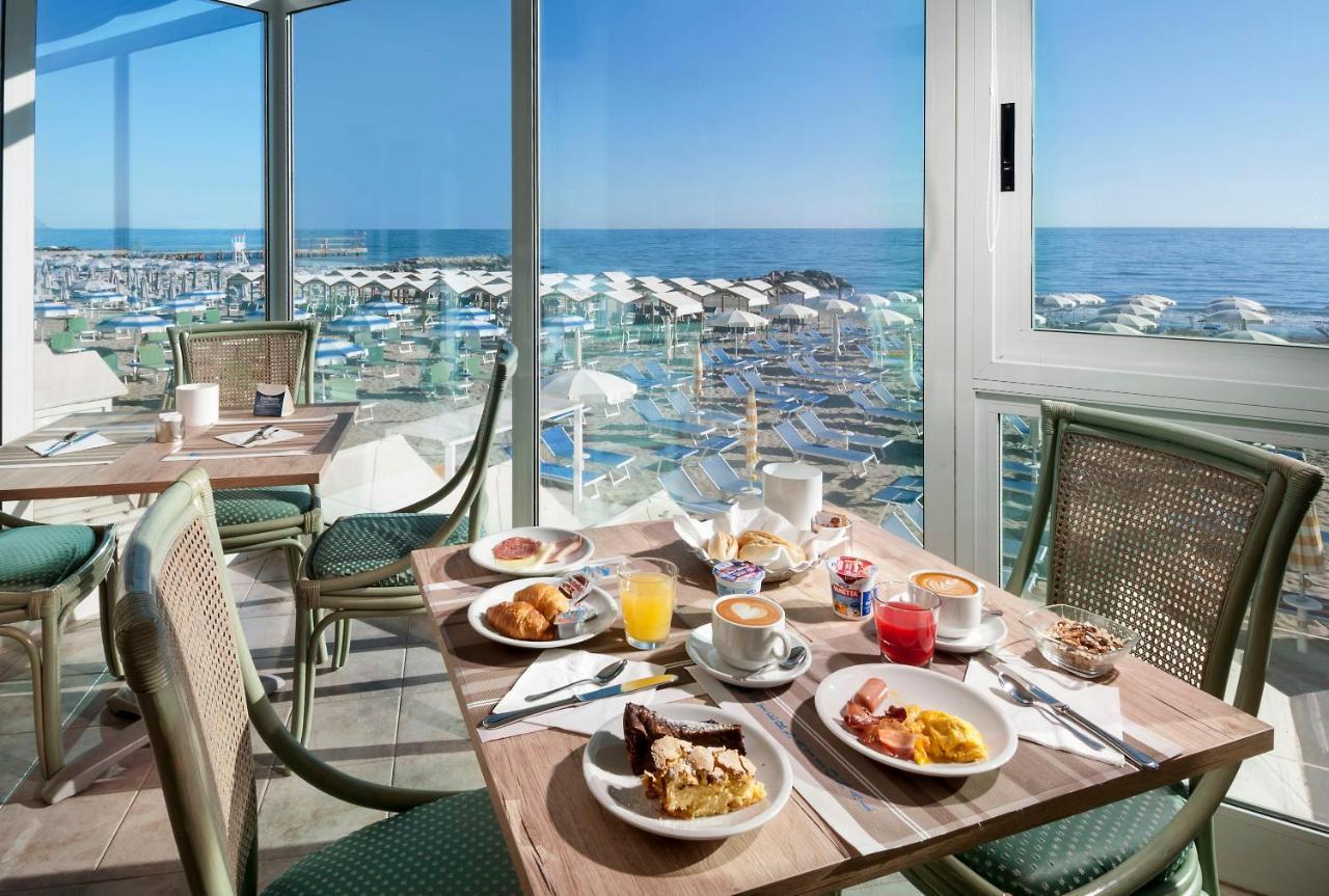 Hotel International Direttamente Sulla Sabbia Misano Adriatico Buitenkant foto