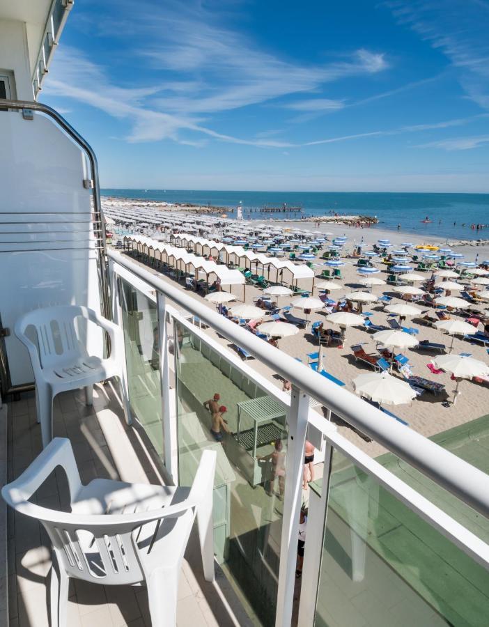 Hotel International Direttamente Sulla Sabbia Misano Adriatico Buitenkant foto